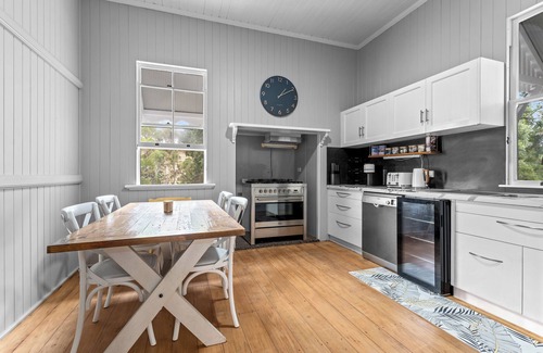 Silkstone House | Cute Queenslander Cottage. Pet Friendly. Fully airconditioned.