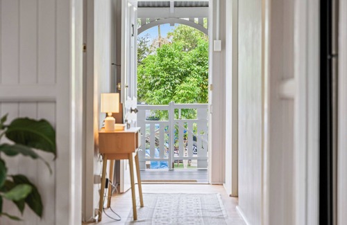 Silkstone House | Cute Queenslander Cottage. Pet Friendly. Fully airconditioned.