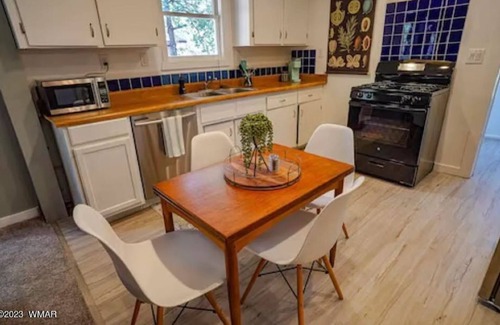 Pinetop-Lakeside House | Cute Rainbow Lake home w/fenced yard for pups! WiFi, well established rental!