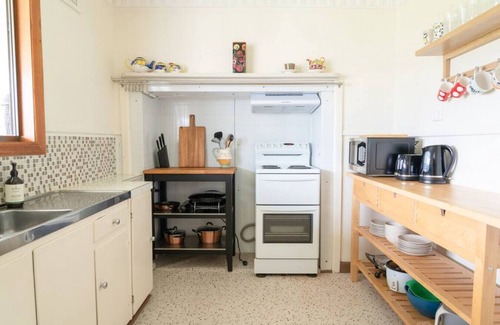 Hamlyn Heights House | Cute retro Geelong family haven