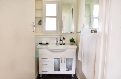 Hamlyn Heights House | Cute retro Geelong family haven