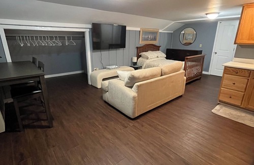 Fellowship Apartment | Cute studio, pets welcome, 8 mins to HITS, 20 mins to WEC, 10 mins to shopping