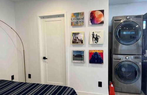 Park West House | Cute Studio with AC and Backyard