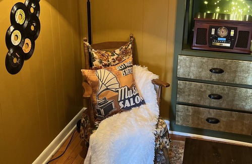 Winooski Apartment | Cute Sunny Retro 70's Vibe Apartment