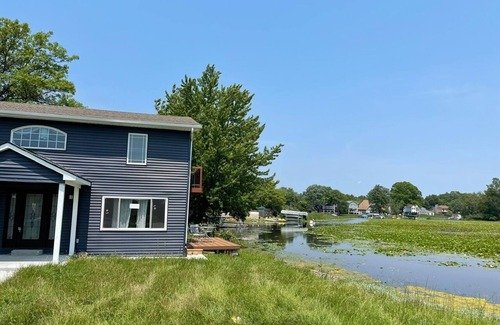 Commerce Township House | Cute lake front home on an all-sports lake