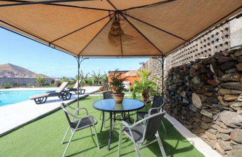 Santa Maria de Guia de Gran Canaria Apartment | Cute Villa with Views and Pool