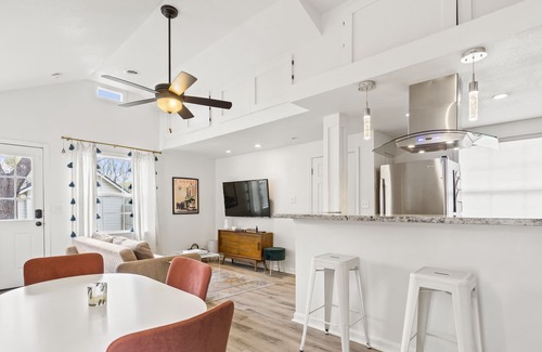 South Kansas City Cottage | Cutest Cottage in the Heart of Waldo