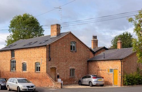Shottery House | CV37 9HF The Tack Room Shottery · Charming 1Bed in Shottery with secure Parking Pass The Keys