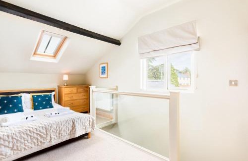 Shottery House | CV37 9HF The Tack Room Shottery · Charming 1Bed in Shottery with secure Parking Pass The Keys