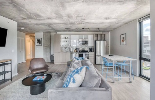 Downtown West Apartment | CW 2BR 1B Sky Lounge Rooftop Pool Gym CC