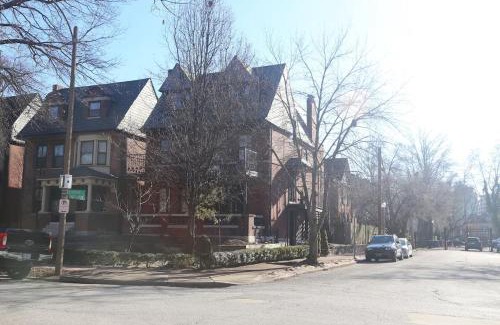 Central West End Villa | CWE Luxury La Maison Modern