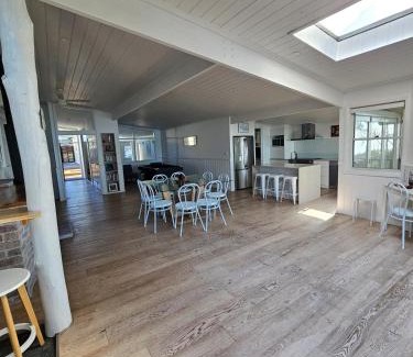 Lake Munmorah House | Cygnets