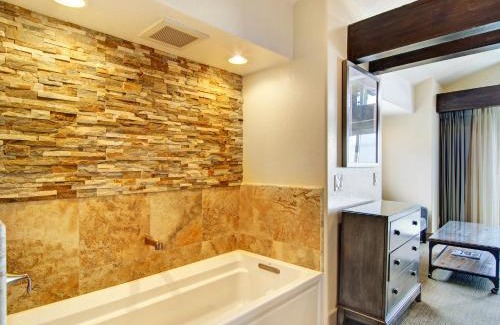 El Granada Hotel | Cypress Inn on Miramar Beach