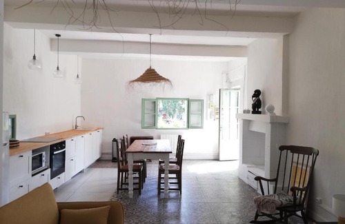 Sommieres Apartment | Déjeuner au bord de l'eau