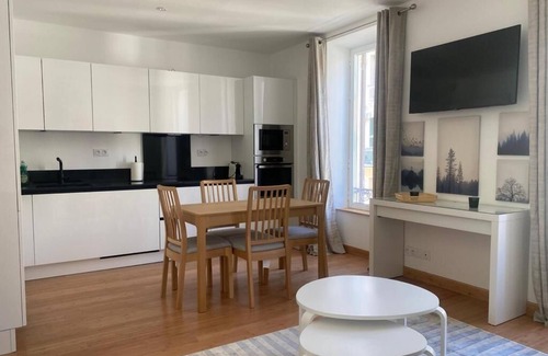 Liberation Apartment | Détendez Vous Dans cet Appartement 2 Pièces Calme Élégant Rénové Entièrement