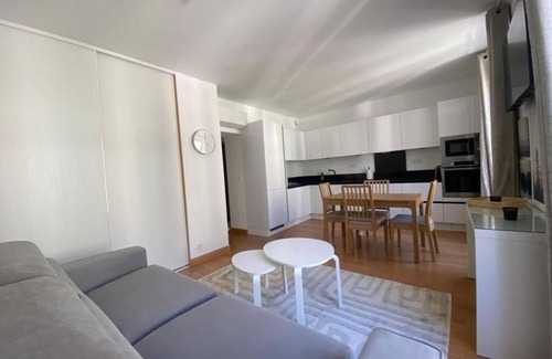 Liberation Apartment | Détendez Vous Dans cet Appartement 2 Pièces Calme Élégant Rénové Entièrement