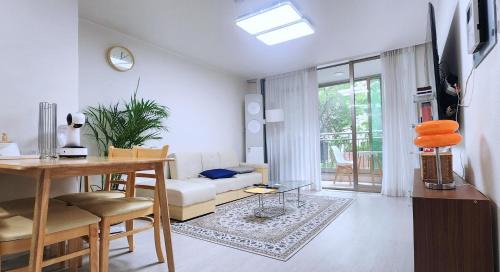 Chimsan-dong Apartment | Daegu Buk-gu 3BR Apartment near Dongdaegu Station & Downtown -Fully Furnished