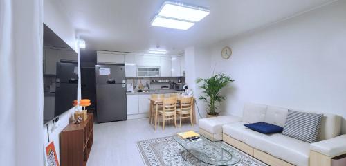 Chimsan-dong Apartment | Daegu Buk-gu 3BR Apartment near Dongdaegu Station & Downtown -Fully Furnished