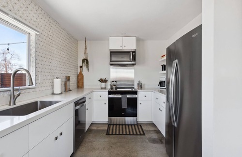 Landers House | Dagger Tree Oasis 4BR by Homestead Modern