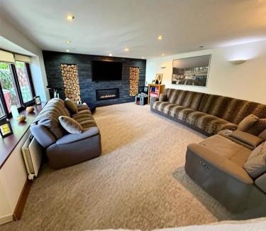 Walsall Villa | DAINTY HOME STAY - 6 BDR Contractors, Family & Group