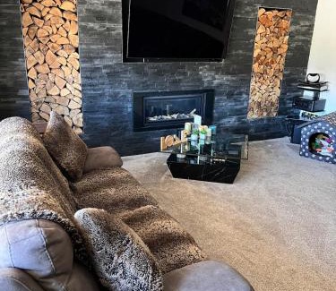 Walsall Villa | DAINTY HOME STAY - 6 BDR Contractors, Family & Group