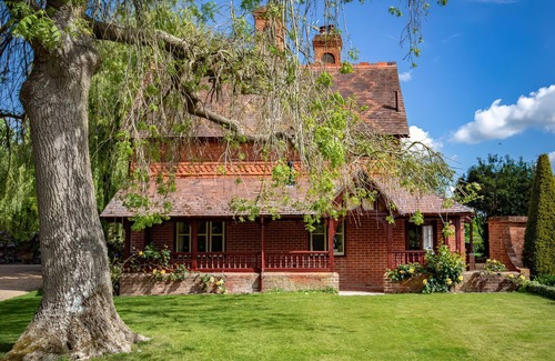 Waddesdon Cottage | DAIRY COTTAGE, pet friendly, character holiday cottage in Waddesdon