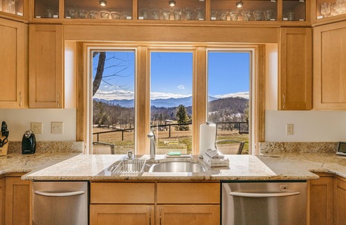 Candler House | Daisy Farm | Pool, Hot Tub & Animals 🐴 + Biltmore Pass Near Asheville