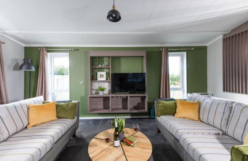 Lifton House | Daisy Lodge, 6 Roadford Lake Lodges