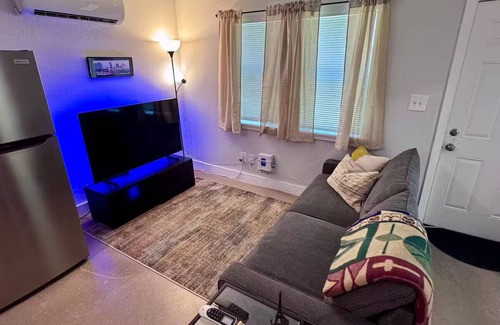 Oak Cliff Apartment | Dallas - Bishop Arts Guest Cottage - Pet Friendly!