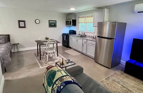Oak Cliff Apartment | Dallas - Bishop Arts Guest Cottage - Pet Friendly!