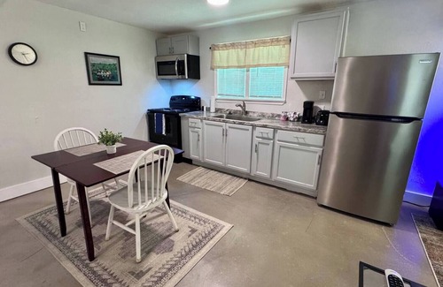Oak Cliff Apartment | Dallas - Bishop Arts Guest Cottage - Pet Friendly!