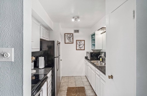 Knox - Henderson Condo | Dallas Condo w/Pool Access ~ 4 Mi to Downtown!