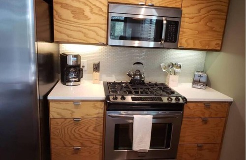 Preston Hollow Apartment | Dallas Mid-Centry Modern in Prime Location