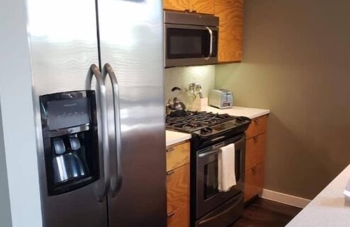 Preston Hollow Apartment | Dallas Mid-Centry Modern in Prime Location