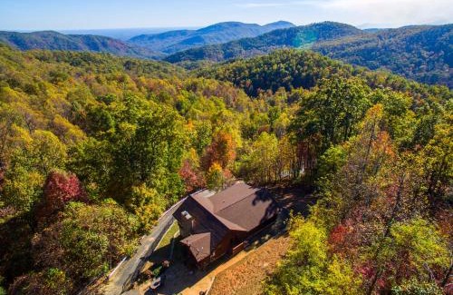 Old Fort House | Dancing Bears Cabin Breathtaking Sunrise Mountain Views!