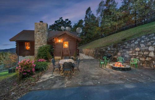 Old Fort House | Dancing Bears Cabin Breathtaking Sunrise Mountain Views!