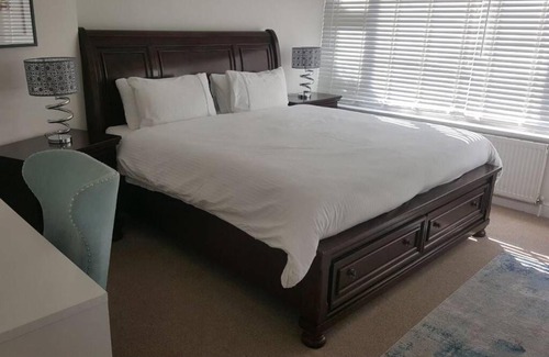 Fleet House | Danellie - 4 bed Entire house in Fleet, Hampshire