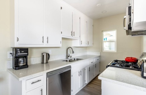 Palms Apartment | Dapper Culver City 1BR, walk to Local Cafes & TJ's, by Blueground