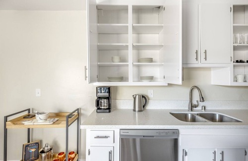 Palms Apartment | Dapper Culver City 1BR, walk to Local Cafes & TJ's, by Blueground