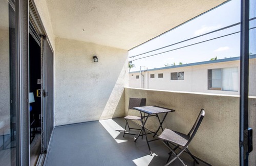 Palms Apartment | Dapper Culver City 1BR, walk to Local Cafes & TJ's, by Blueground