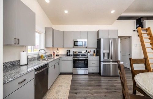 Kanab House | Dark Skies l Private Hot Tub I Pool & Pickleball Court