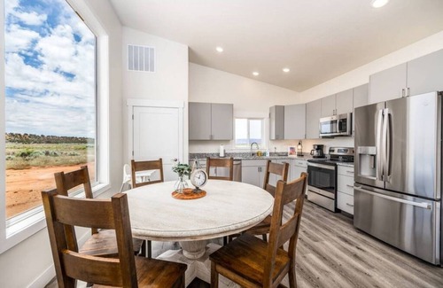 Kanab House | Dark Skies l Private Hot Tub I Pool & Pickleball Court