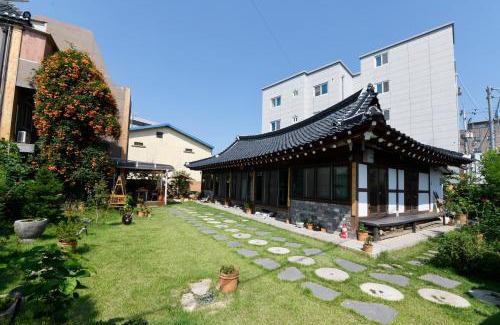 Gwangsan-gu House | Dasomchae Hanok stay