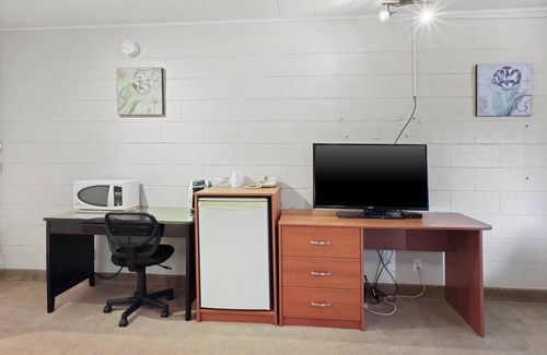 Dauphin Hotel | Dauphin Inn Express