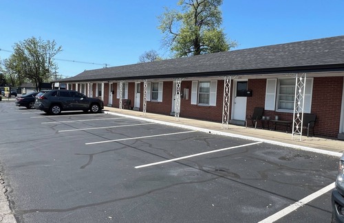 Bardstown Apartment | David Beam Room-Easy walk to downtown & 10 mins to Distilleries-NO Cleaning Fee!