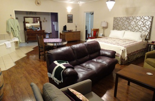 Anna Bed & Breakfast | Davie School Inn