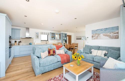 Holworth House | Dawn Lighthouse SV10 Silverlake Dorset