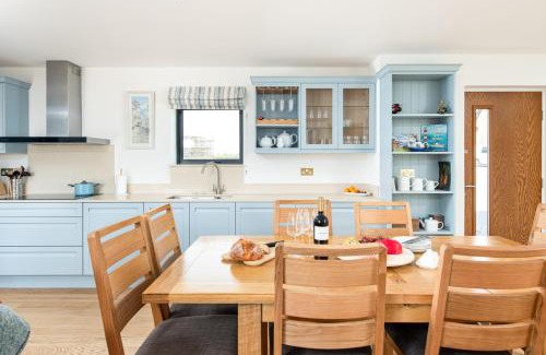 Holworth House | Dawn Lighthouse SV10 Silverlake Dorset