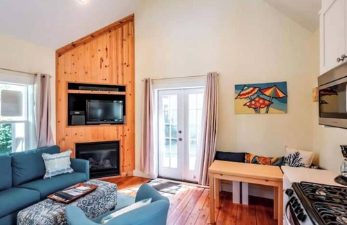 Logsden House | Day Dreamer - Memories Made at Cozy Beach Cabin with Hot Tub