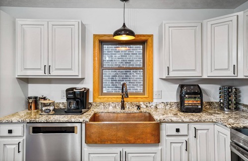 Laurelville House | Daybed-SunsetViews-EpicGameroom-Hottub-PetsOK